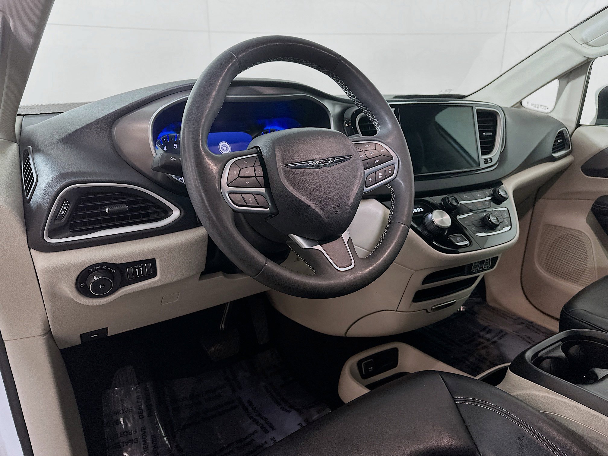 Used 2023 Chrysler Pacifica Touring-L image 9