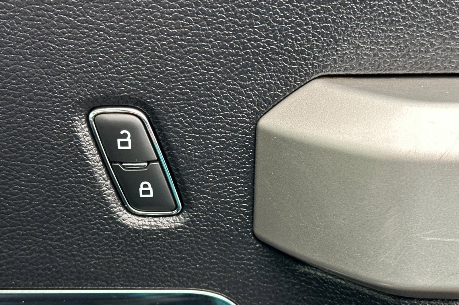 Used 2021 Ford F250 Lariat w/ Chrome Package image 21