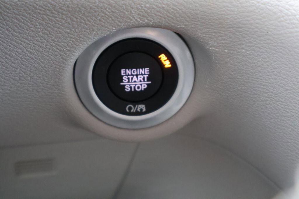 Used 2024 Chrysler Pacifica Touring-L FWD image 8