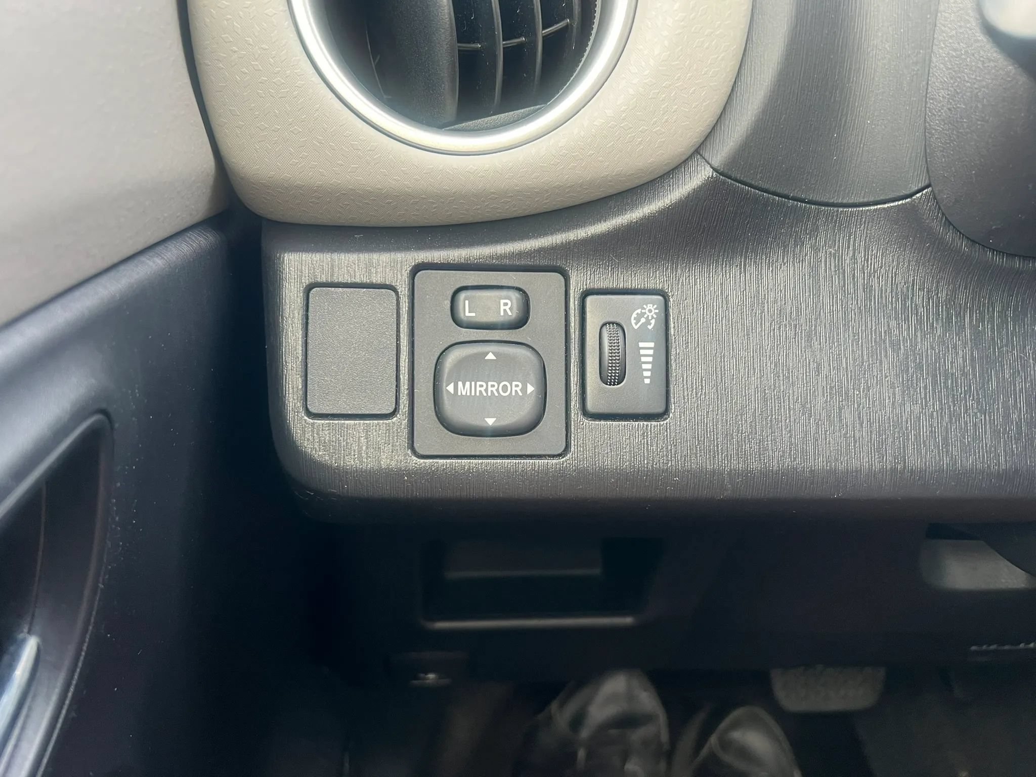 Used 2013 Toyota Yaris LE FWD image 12