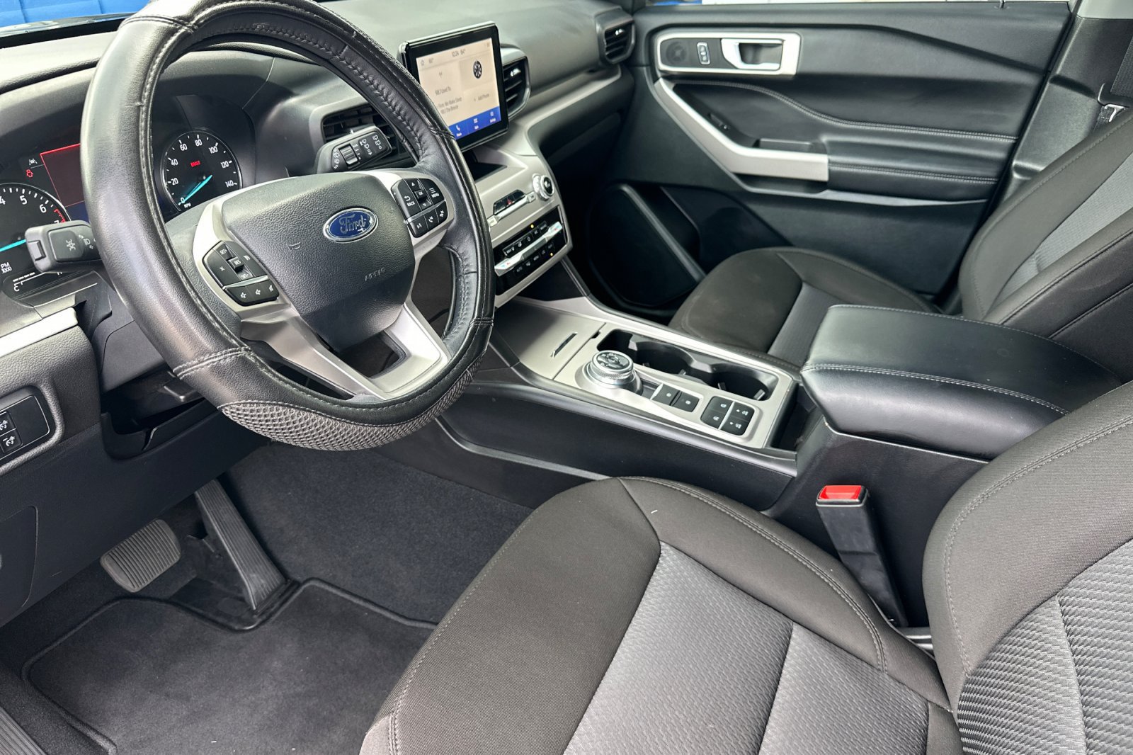 Used 2024 Ford Explorer XLT RWD image 13