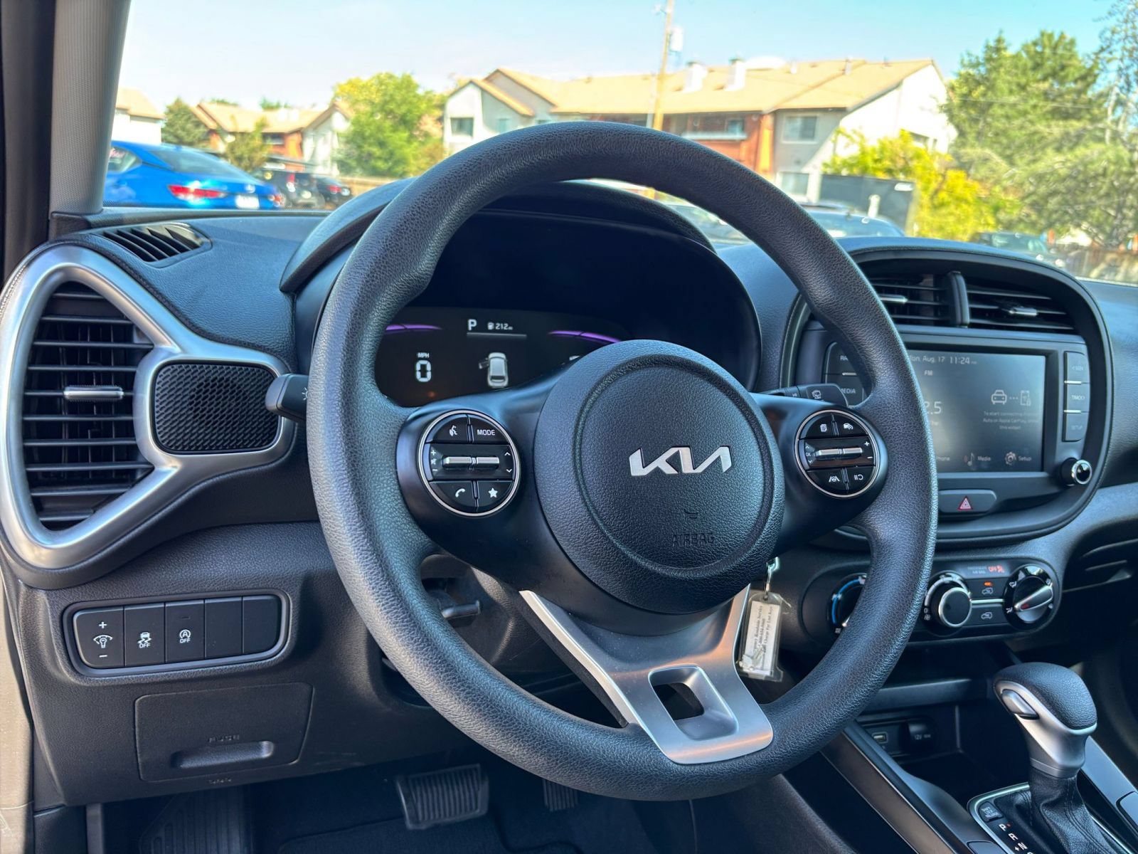 Used 2025 Kia Soul LX w/ LX Technology Package FWD image 31