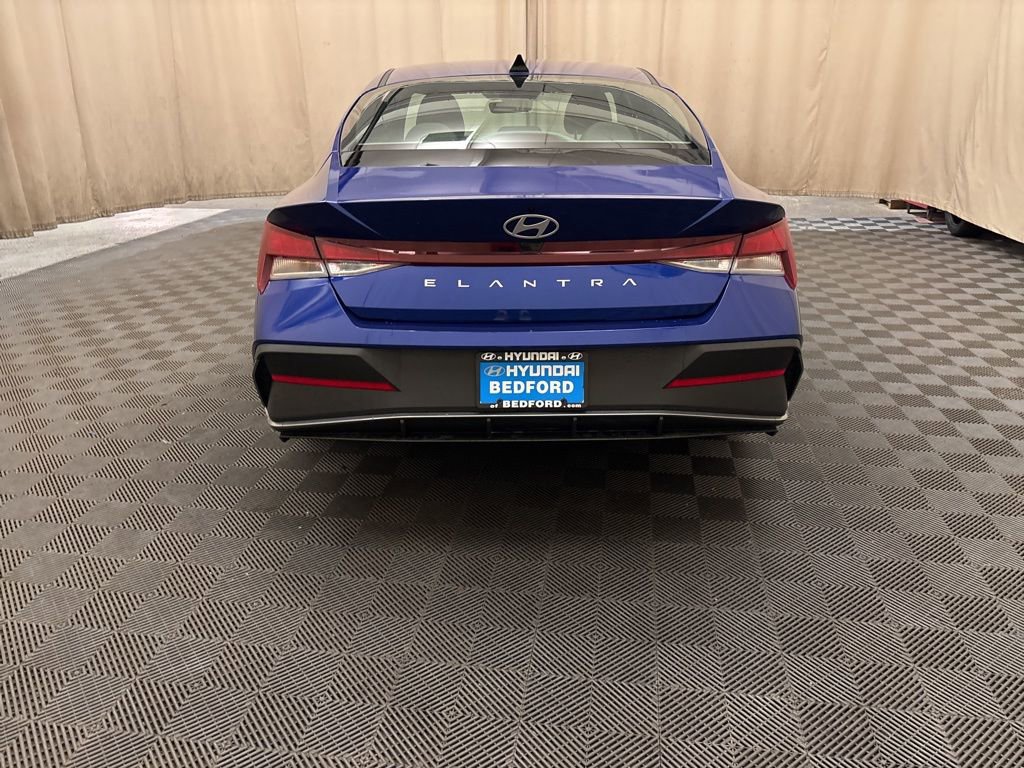 Certified 2025 Hyundai Elantra SE image 6