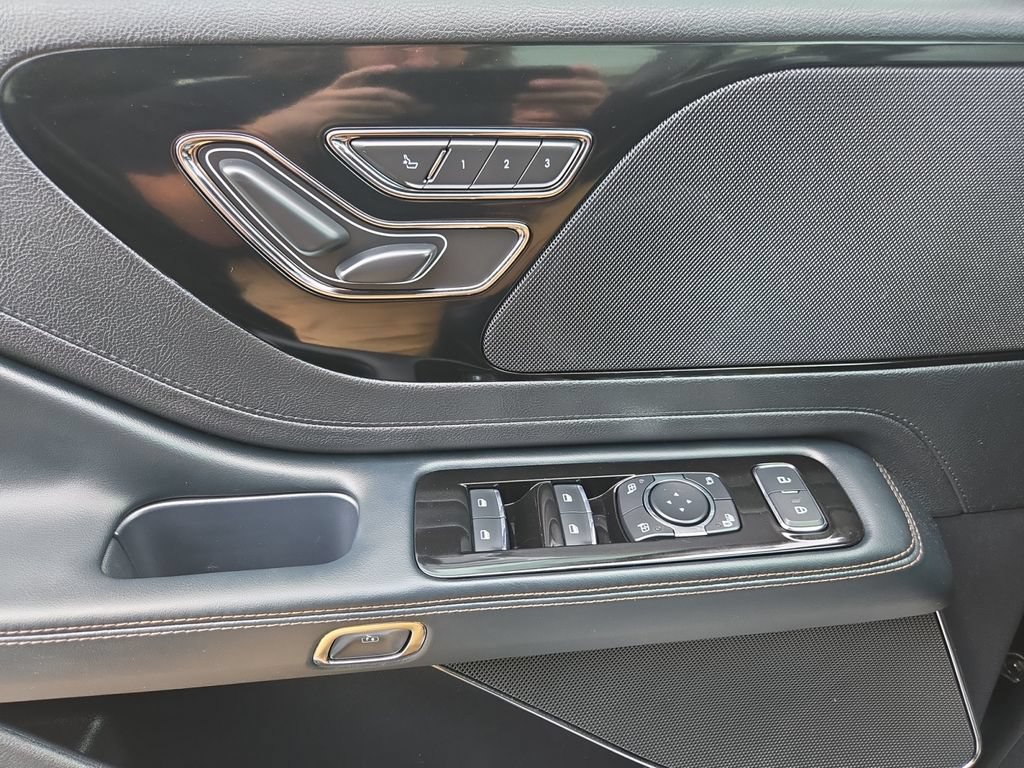 Used 2025 Lincoln Aviator AWD w/ Jet Appearance Package image 21