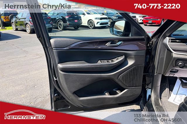 Used 2023 Jeep Grand Cherokee Altitude AWD/4WD image 11