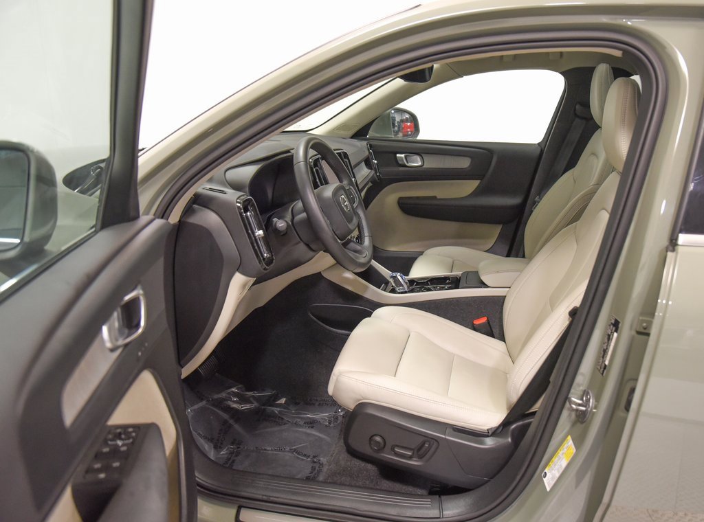 Used 2024 Volvo XC40 B5 Plus image 13