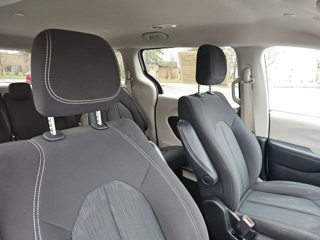 Used 2023 Chrysler Voyager LX image 12