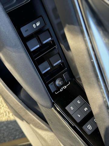 Used 2025 Land Rover Range Rover Velar Dynamic SE image 15