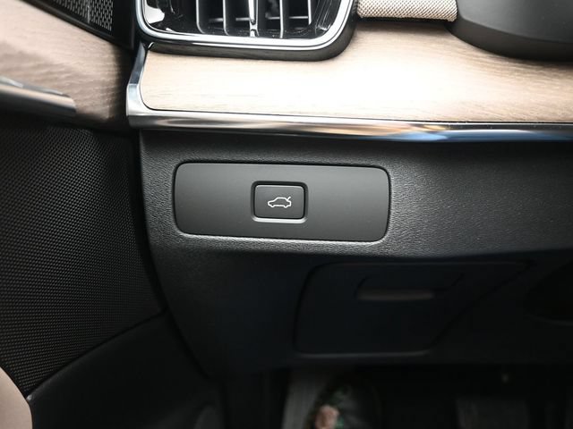 New 2026 Volvo XC90 B6 Plus w/ Protection Package Premier AWD/4WD image 29