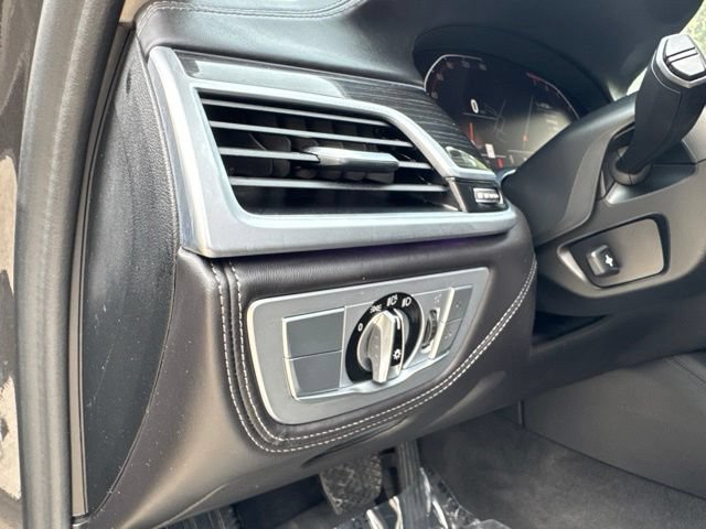Used 2021 BMW 740i w/ Premium Package RWD image 20