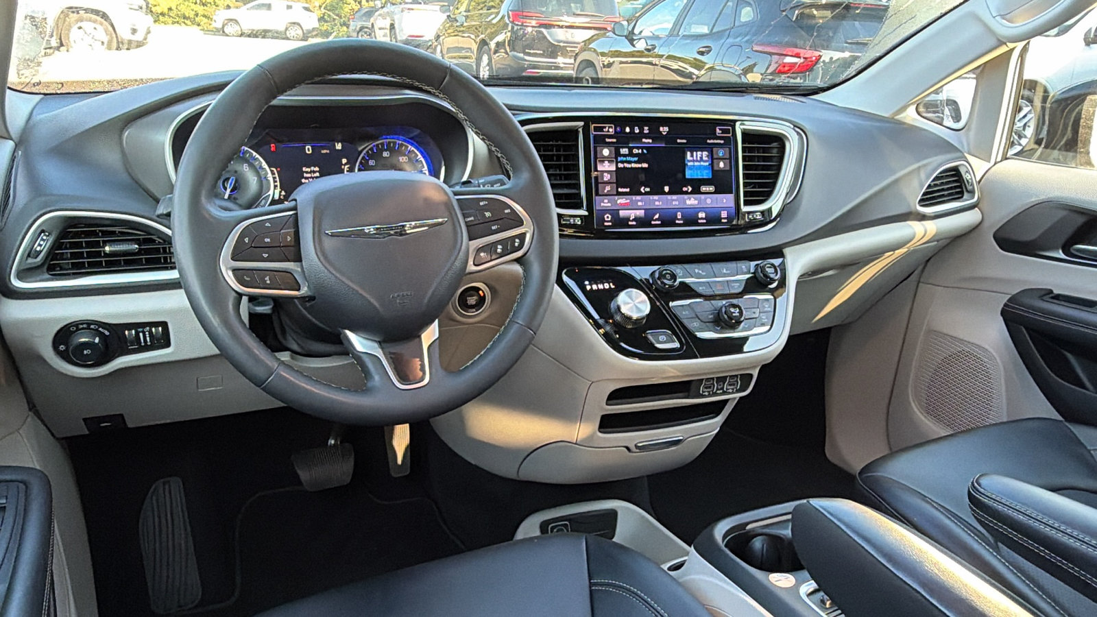 Used 2024 Chrysler Pacifica Touring-L FWD image 24