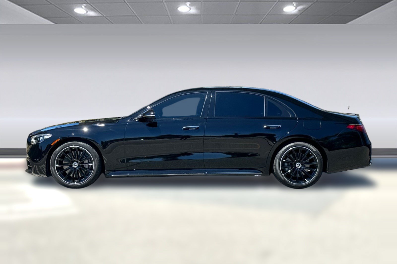 Used 2025 Mercedes-Benz S 580e 4MATIC Sedan image 2