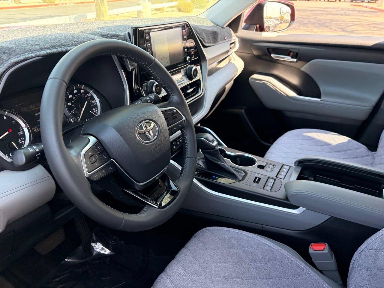 Used 2021 Toyota Highlander XLE AWD/4WD image 14