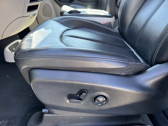 Used 2023 Chrysler Pacifica Touring-L FWD image 17
