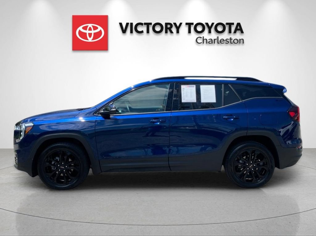 Used 2022 GMC Terrain SLT w/ Infotainment Package II AWD/4WD image 2