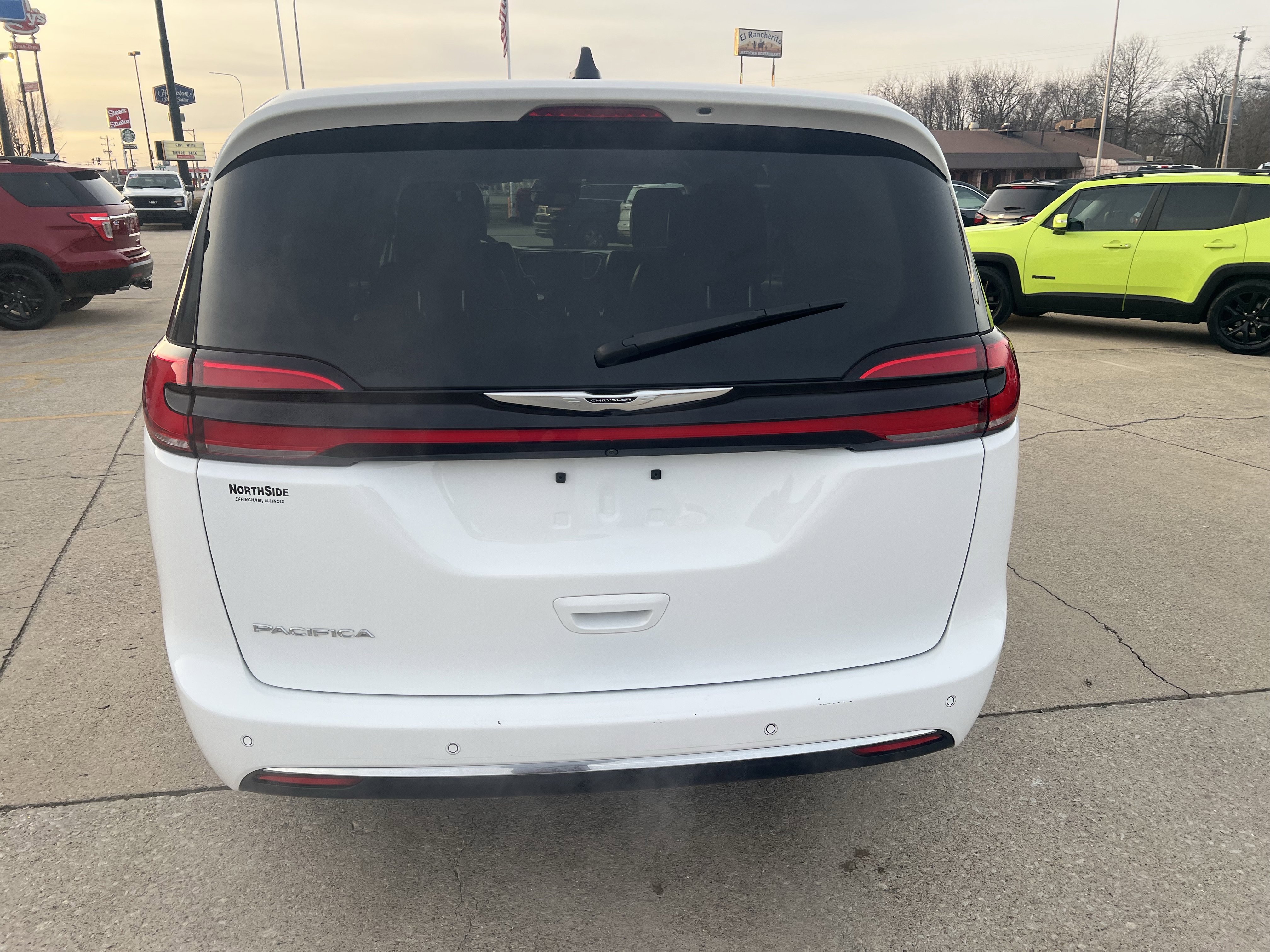 Used 2024 Chrysler Pacifica Touring-L image 5