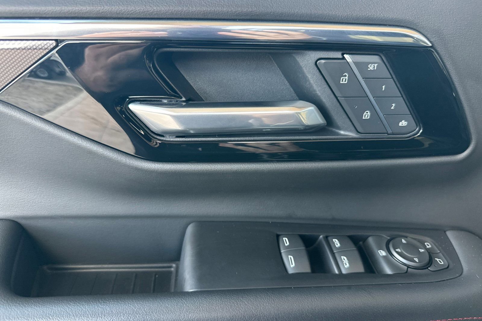 Certified 2025 Chevrolet Suburban RST image 11