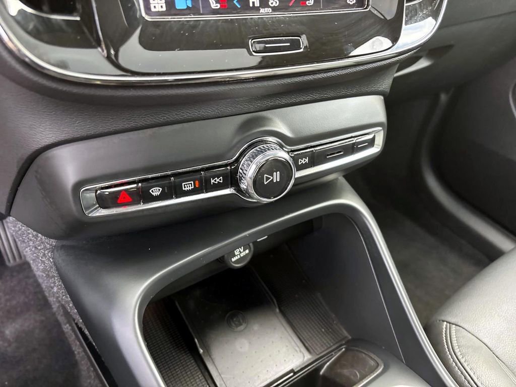 Used 2025 Volvo XC40 B5 Core w/ Protection Package Premier image 22