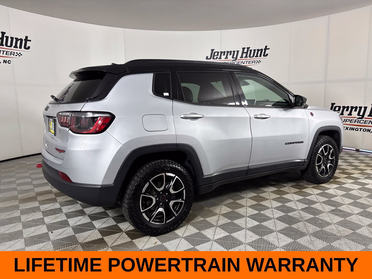 Used 2025 Jeep Compass Trailhawk AWD/4WD image 6