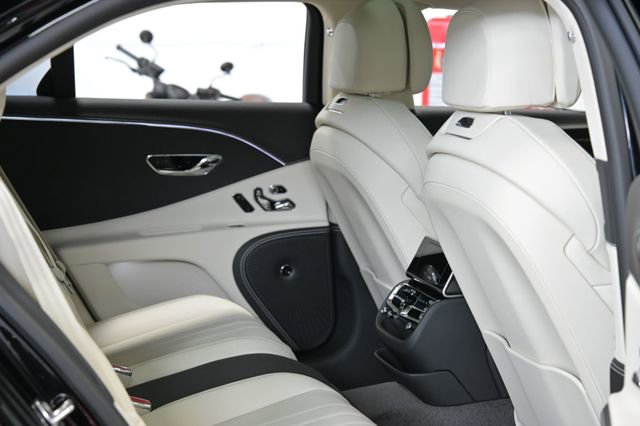 Used 2024 Bentley Flying Spur V8 image 38