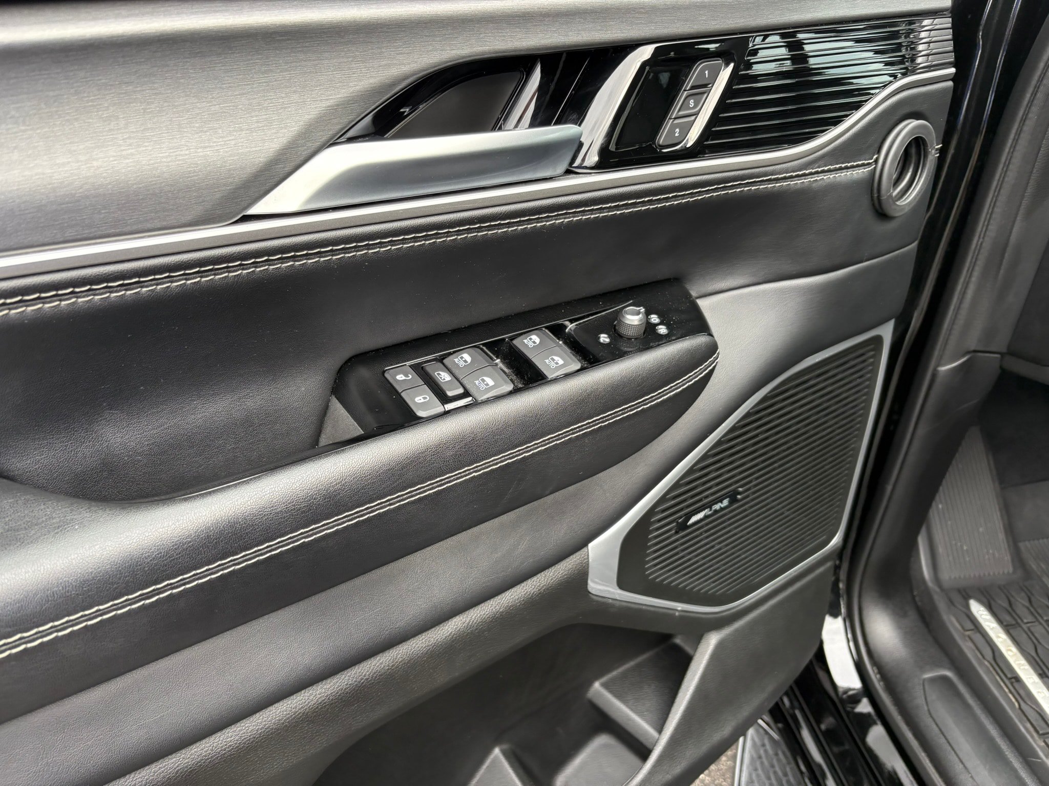 Used 2025 Jeep Wagoneer Series II AWD/4WD image 17