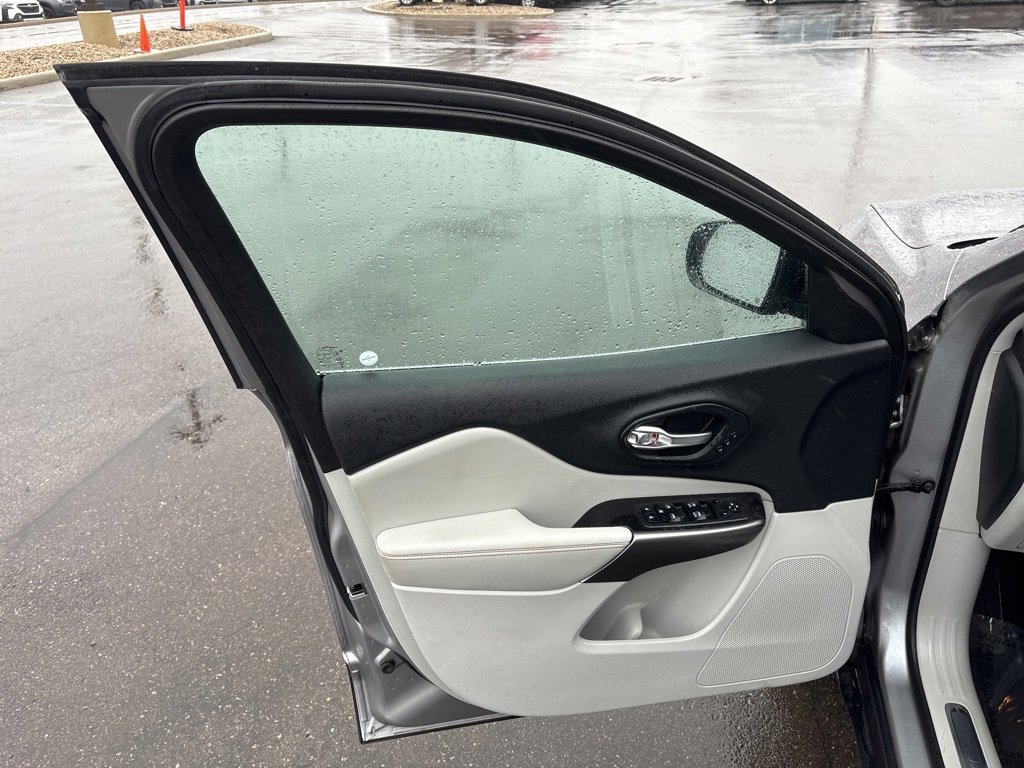 Used 2019 Jeep Cherokee Limited image 19