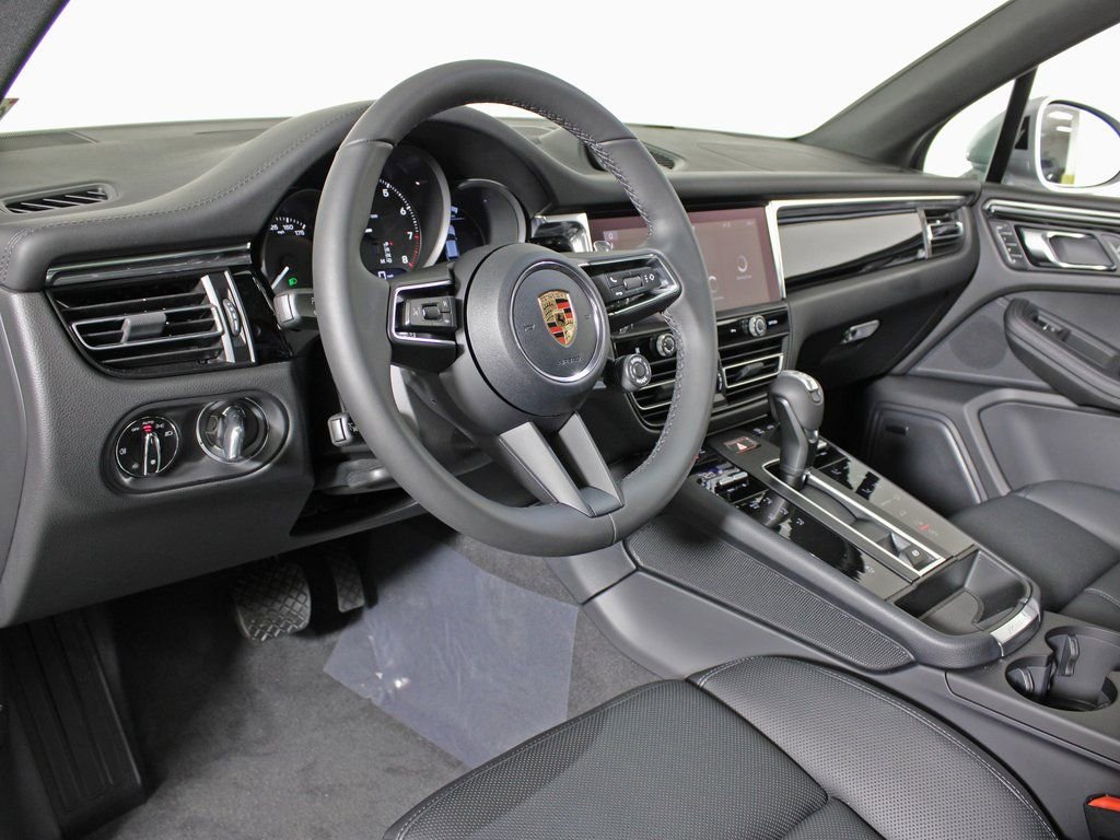 Certified 2026 Porsche Macan AWD/4WD image 4