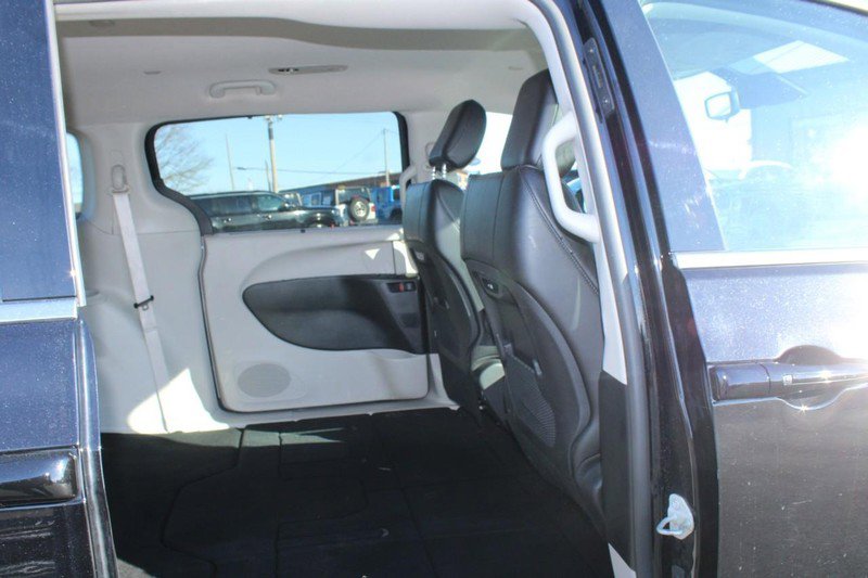 Used 2024 Chrysler Pacifica Touring-L image 12