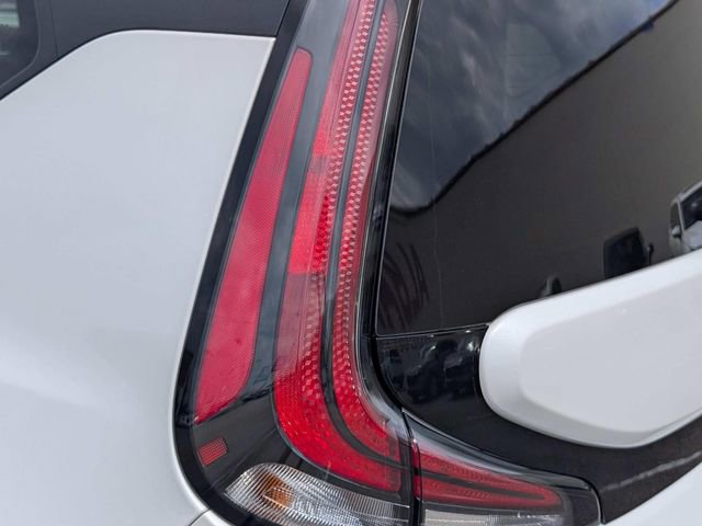 Used 2025 Kia Soul LX image 15