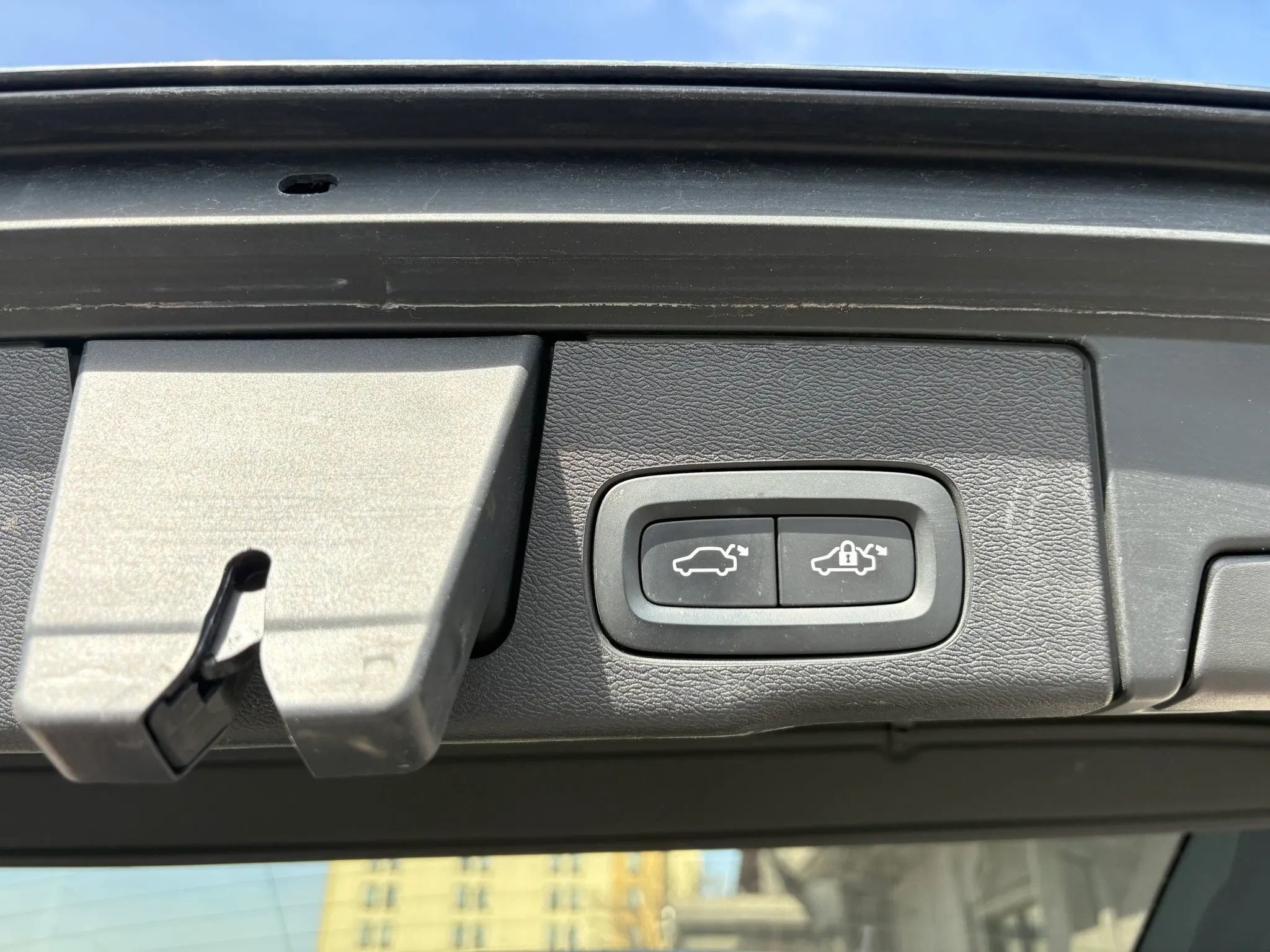 Used 2022 Volvo XC60 B5 Momentum w/ Advanced Package image 11