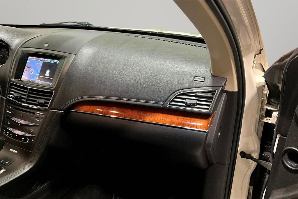 Used 2013 Lincoln MKT AWD image 25