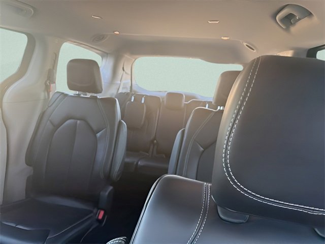 Used 2023 Chrysler Pacifica Touring-L image 8