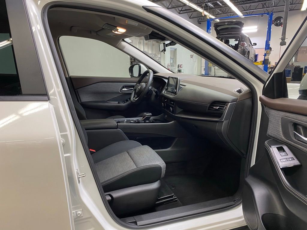 Used 2023 Nissan Rogue SV image 15