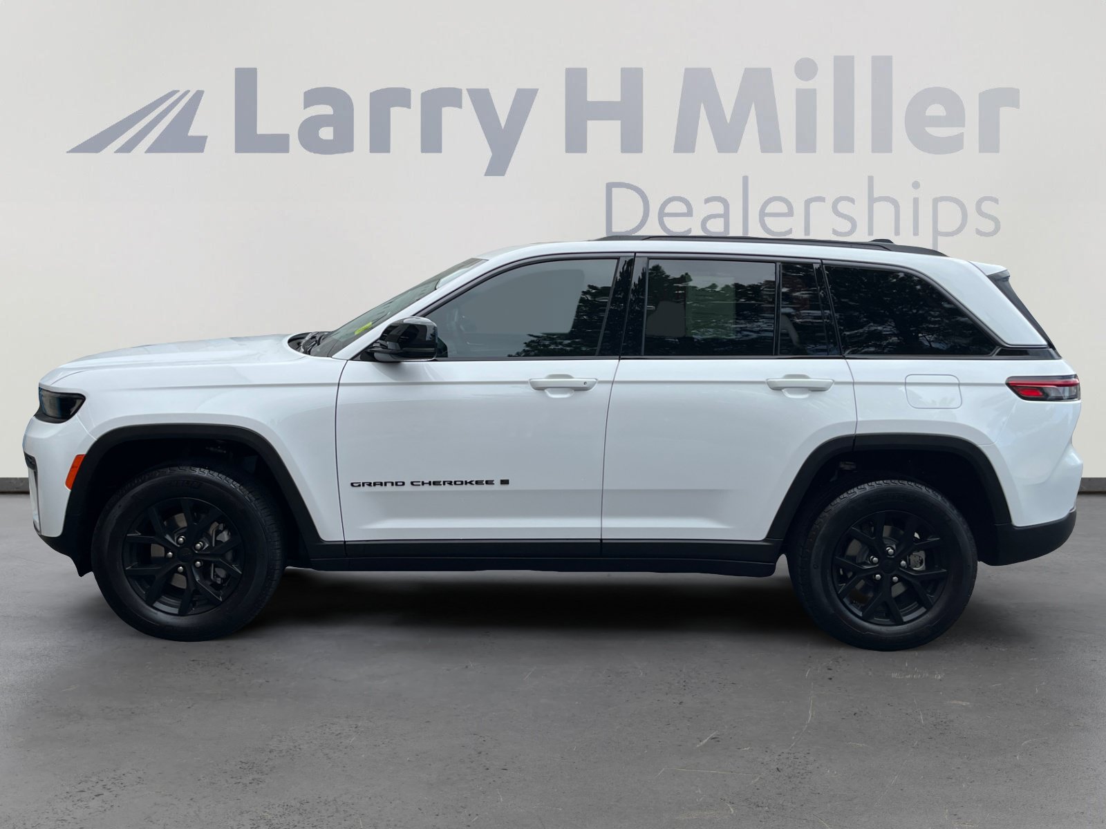 Used 2026 Jeep Grand Cherokee Altitude AWD/4WD image 2