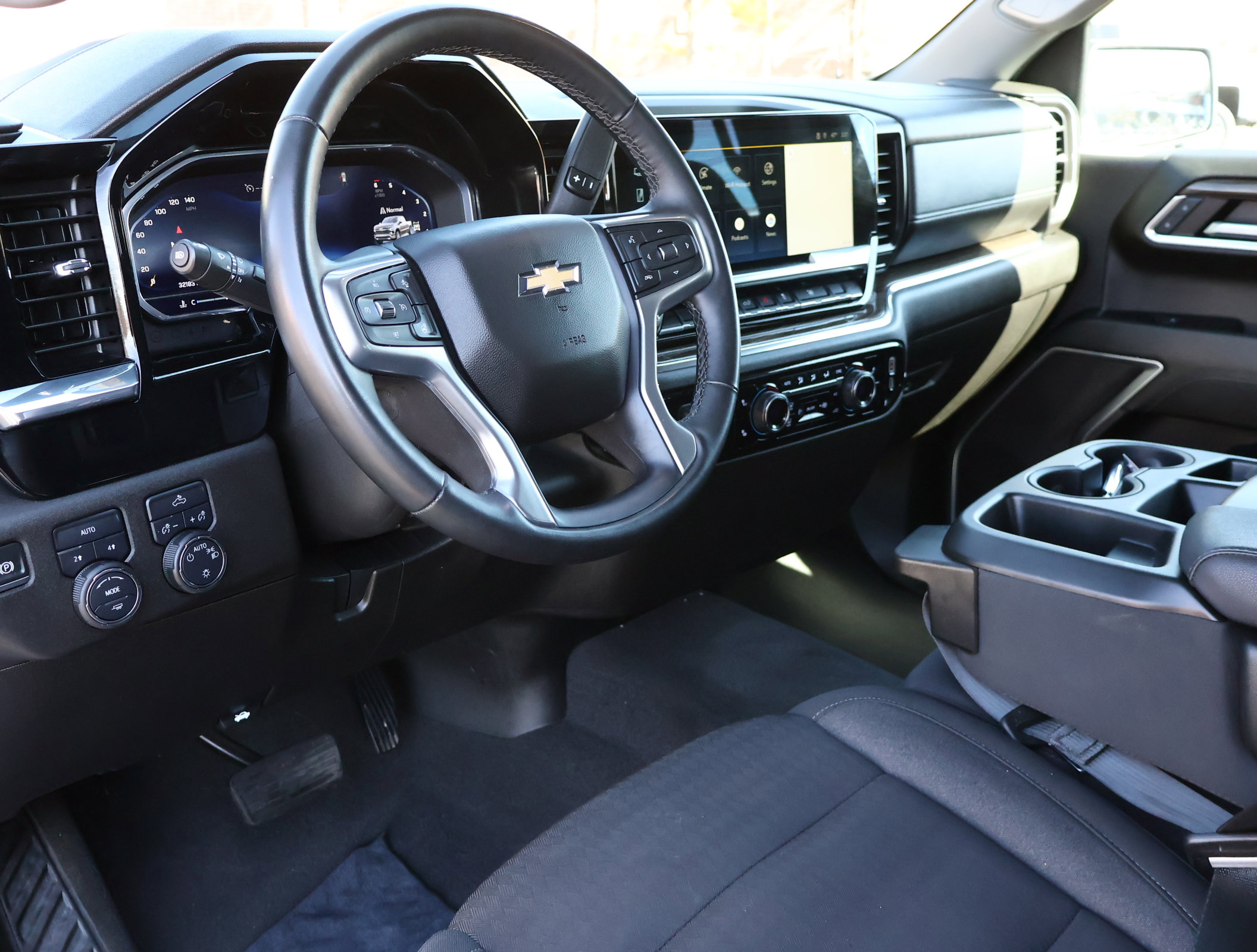 Used 2025 Chevrolet Silverado 1500 LT image 3