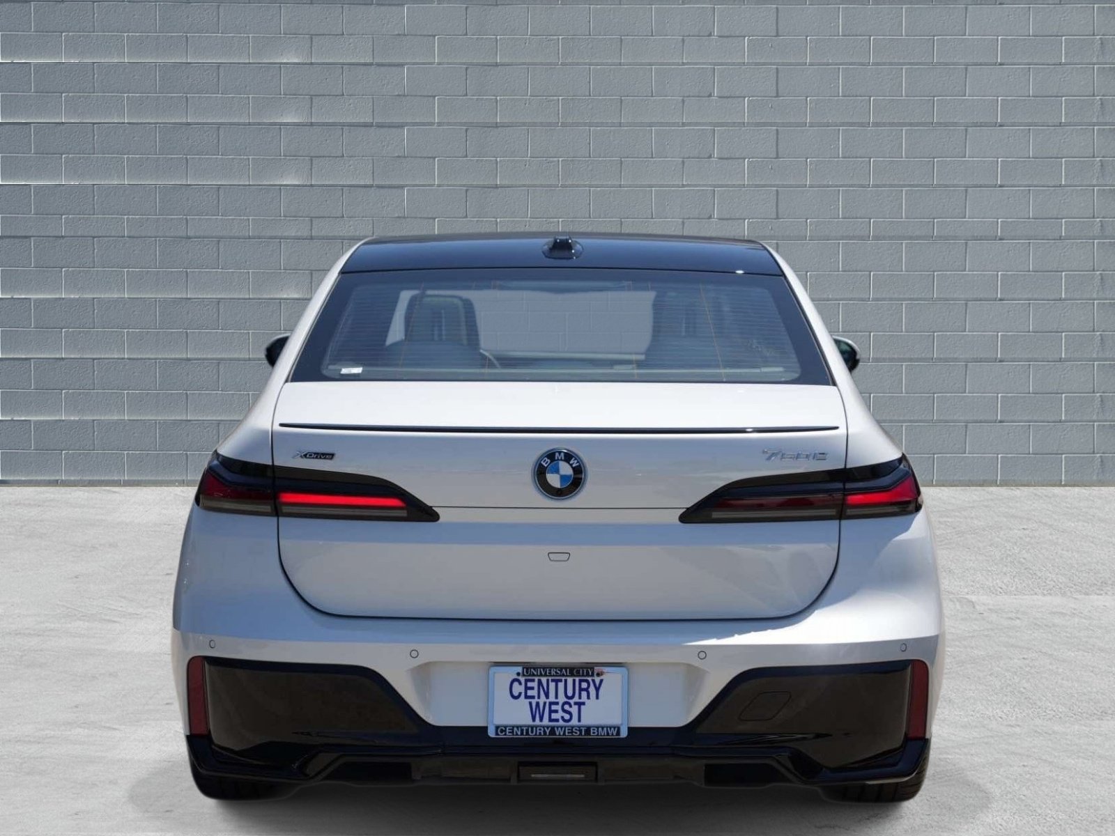 Used 2026 BMW 750e xDrive w/ Executive Package AWD/4WD image 4