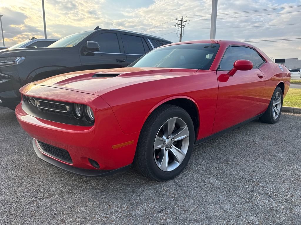 Used 2018 Dodge Challenger SXT image 1