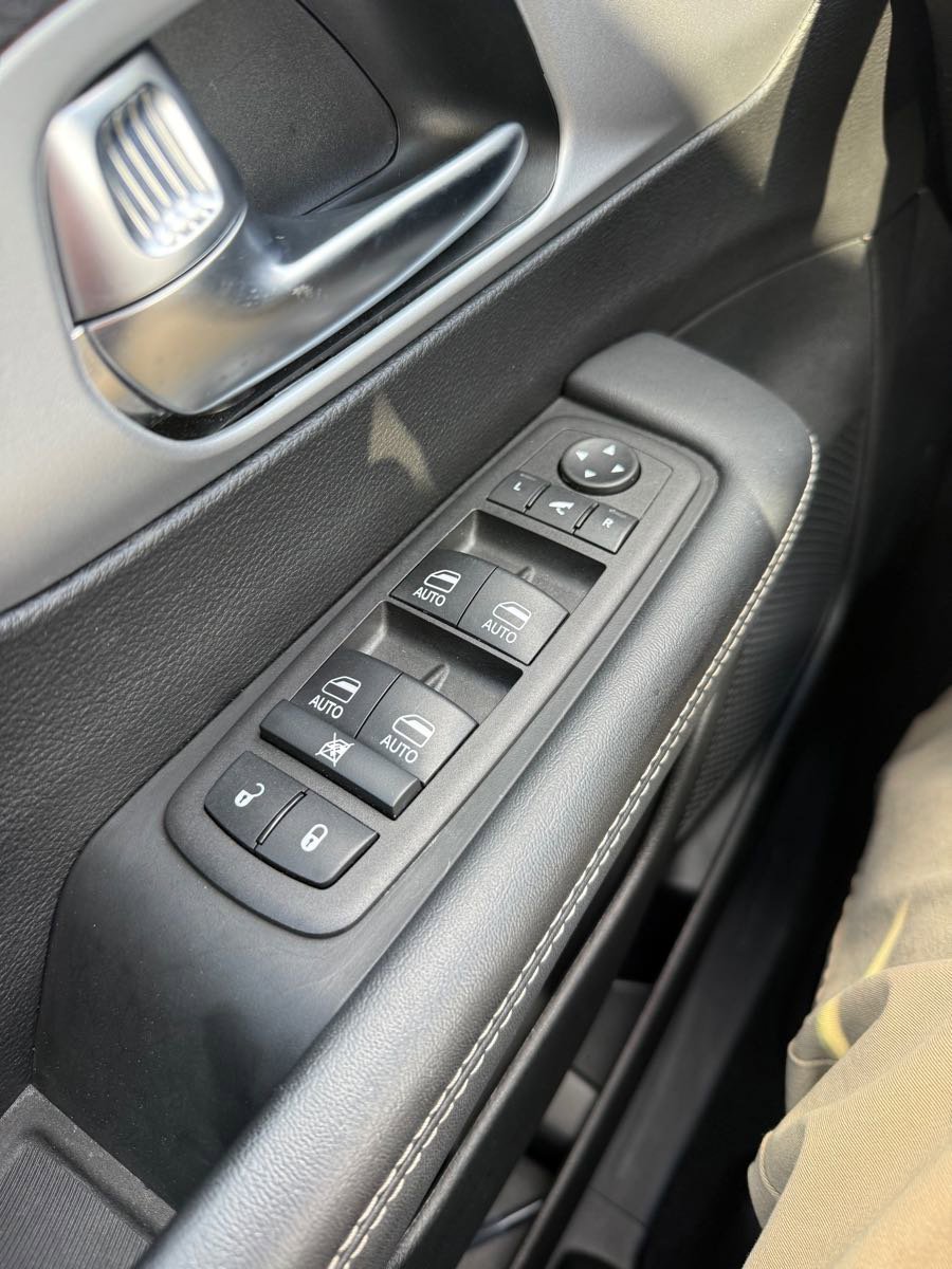 Used 2025 Chrysler Pacifica Limited image 28