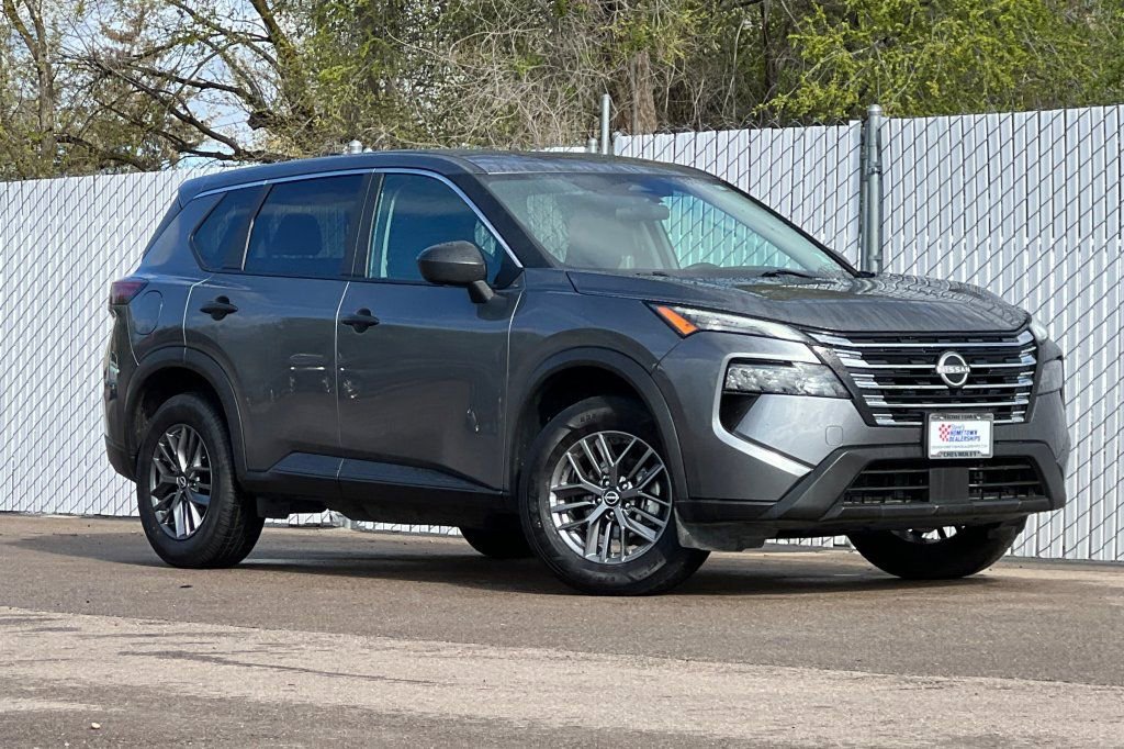 Used 2024 Nissan Rogue S AWD/4WD image 2