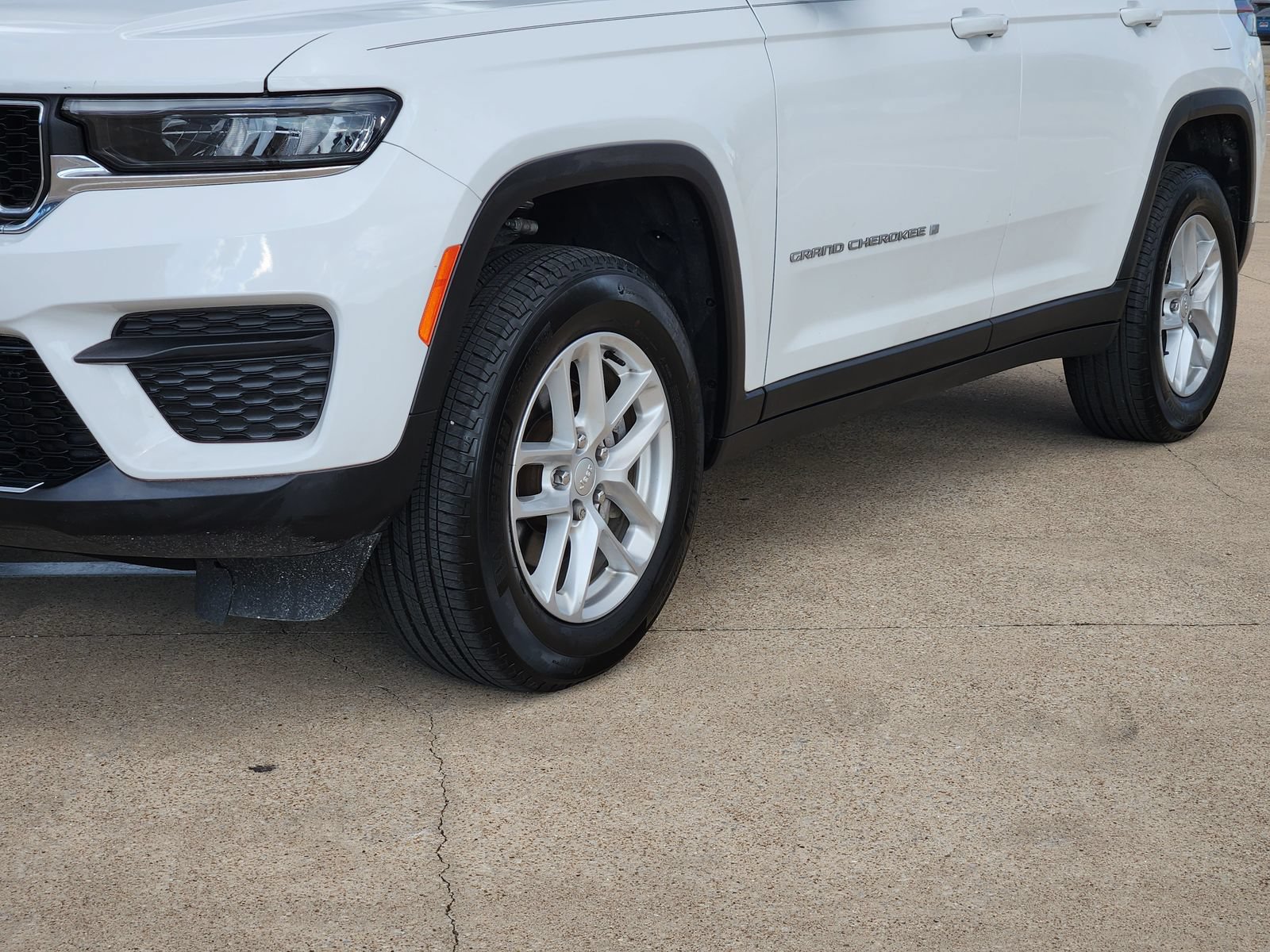 Used 2024 Jeep Grand Cherokee Laredo X w/ Luxury Tech Group I AWD/4WD image 12
