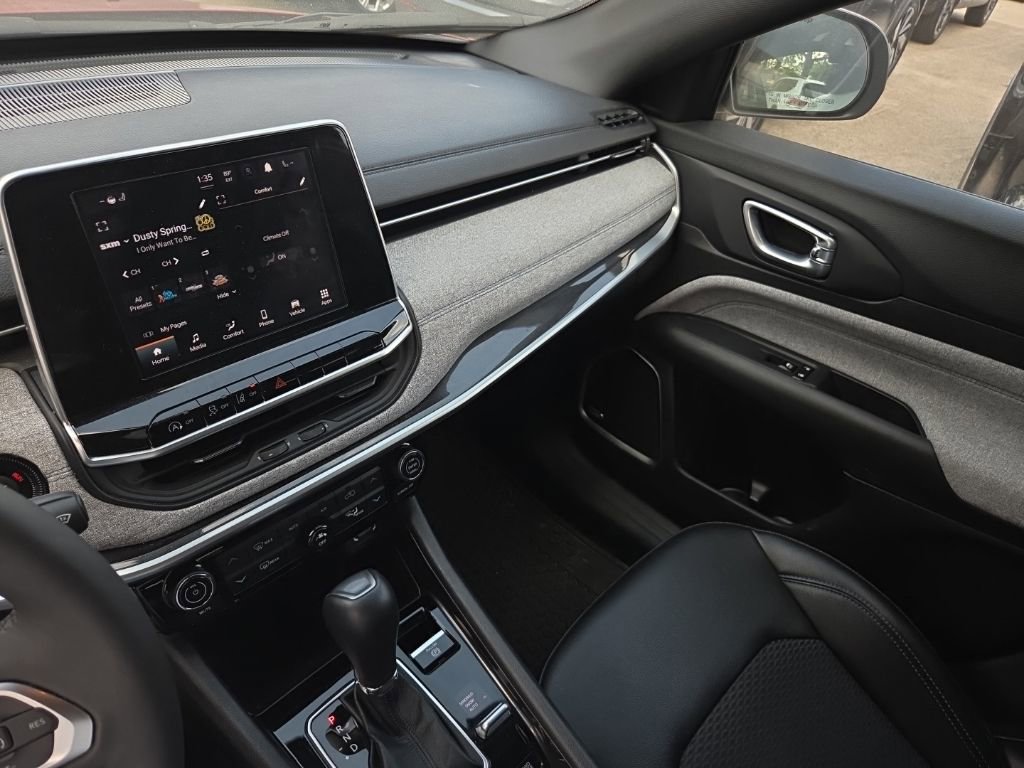 Used 2025 Jeep Compass Latitude w/ Sun & Sound Group image 3