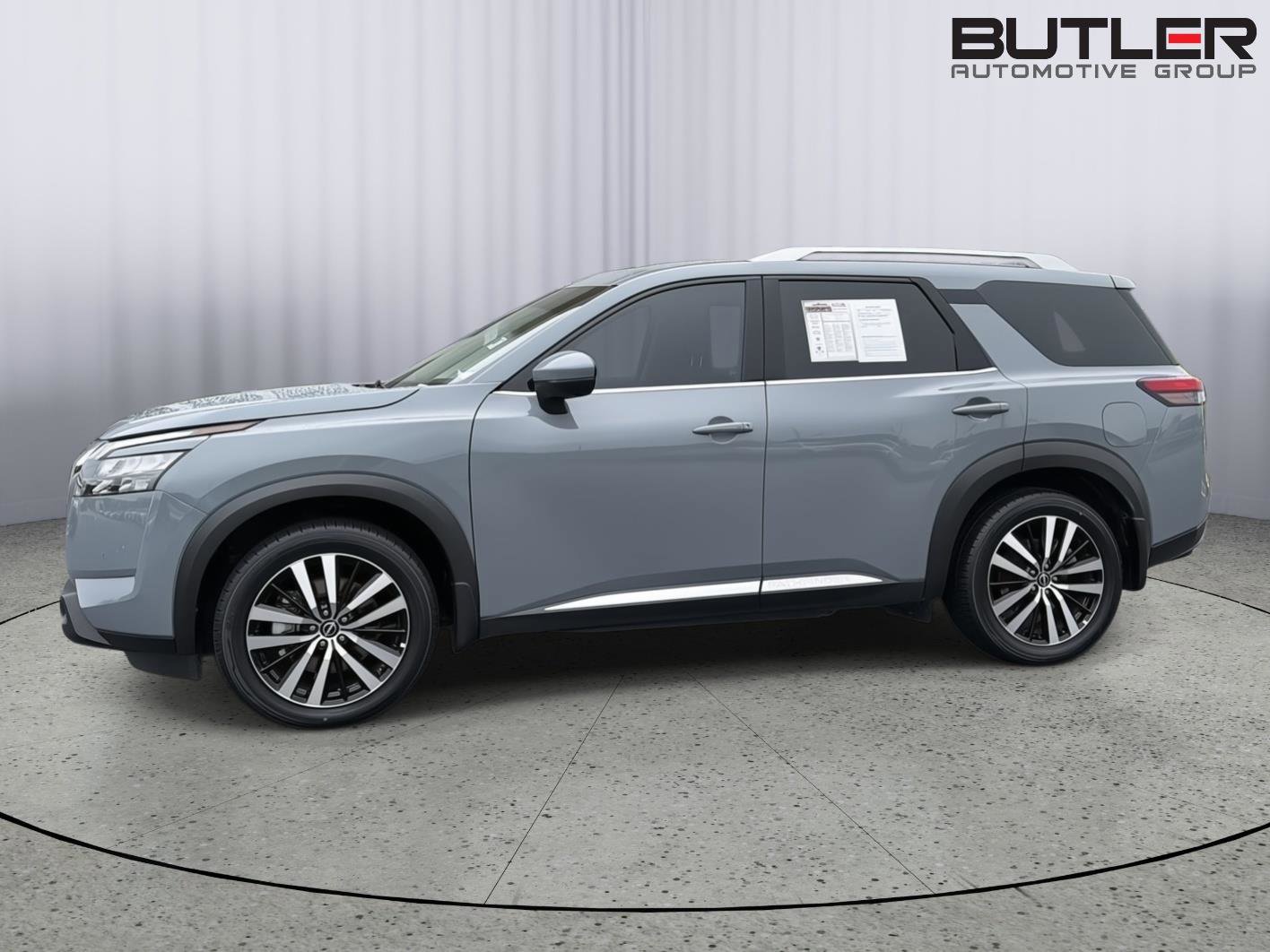 Used 2025 Nissan Pathfinder Platinum FWD image 3