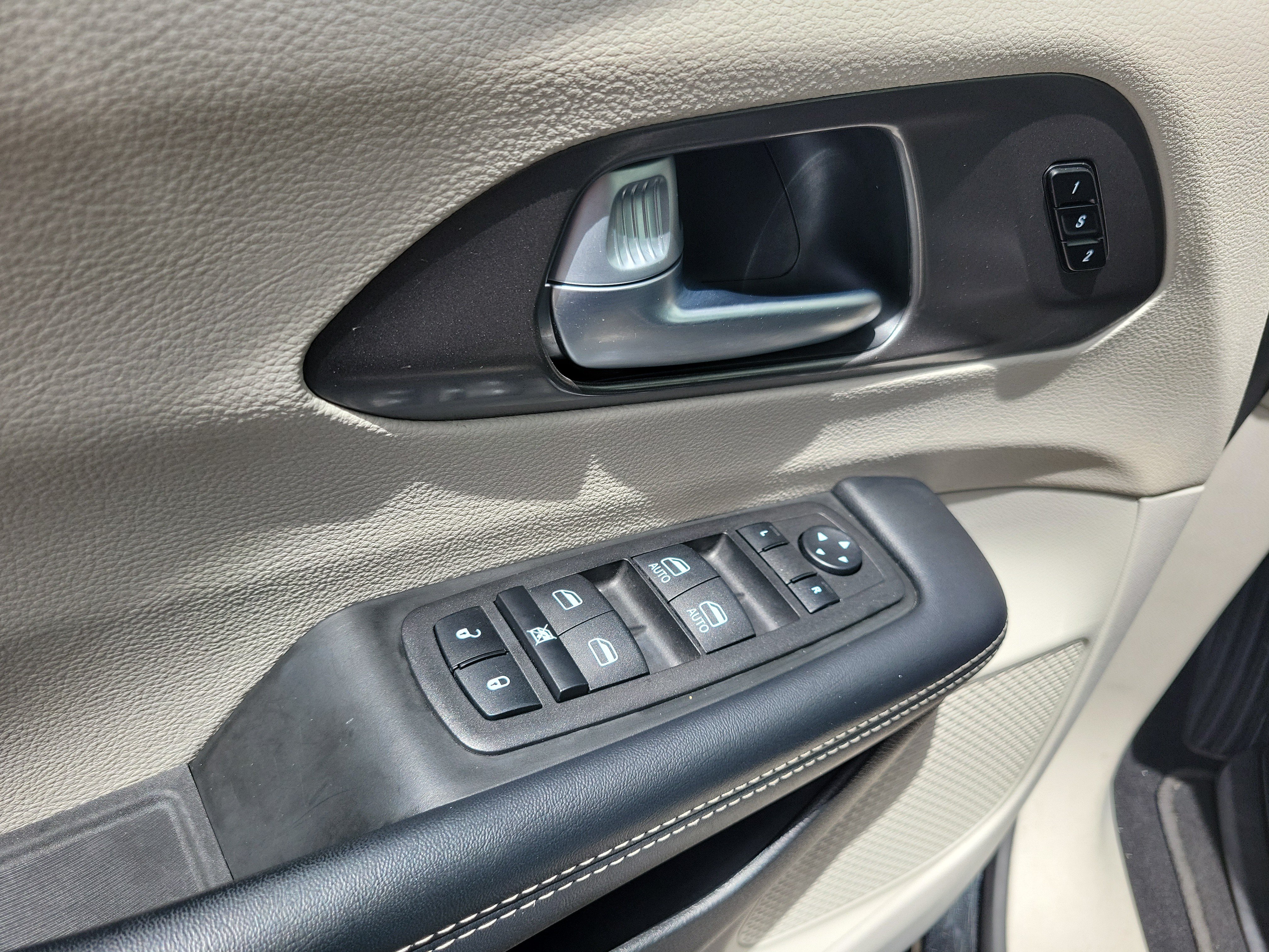 Used 2023 Chrysler Pacifica Touring-L FWD image 23