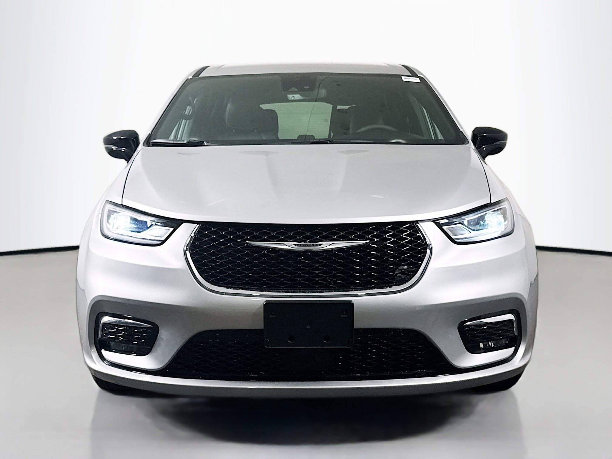 Used 2026 Chrysler Pacifica Select image 2