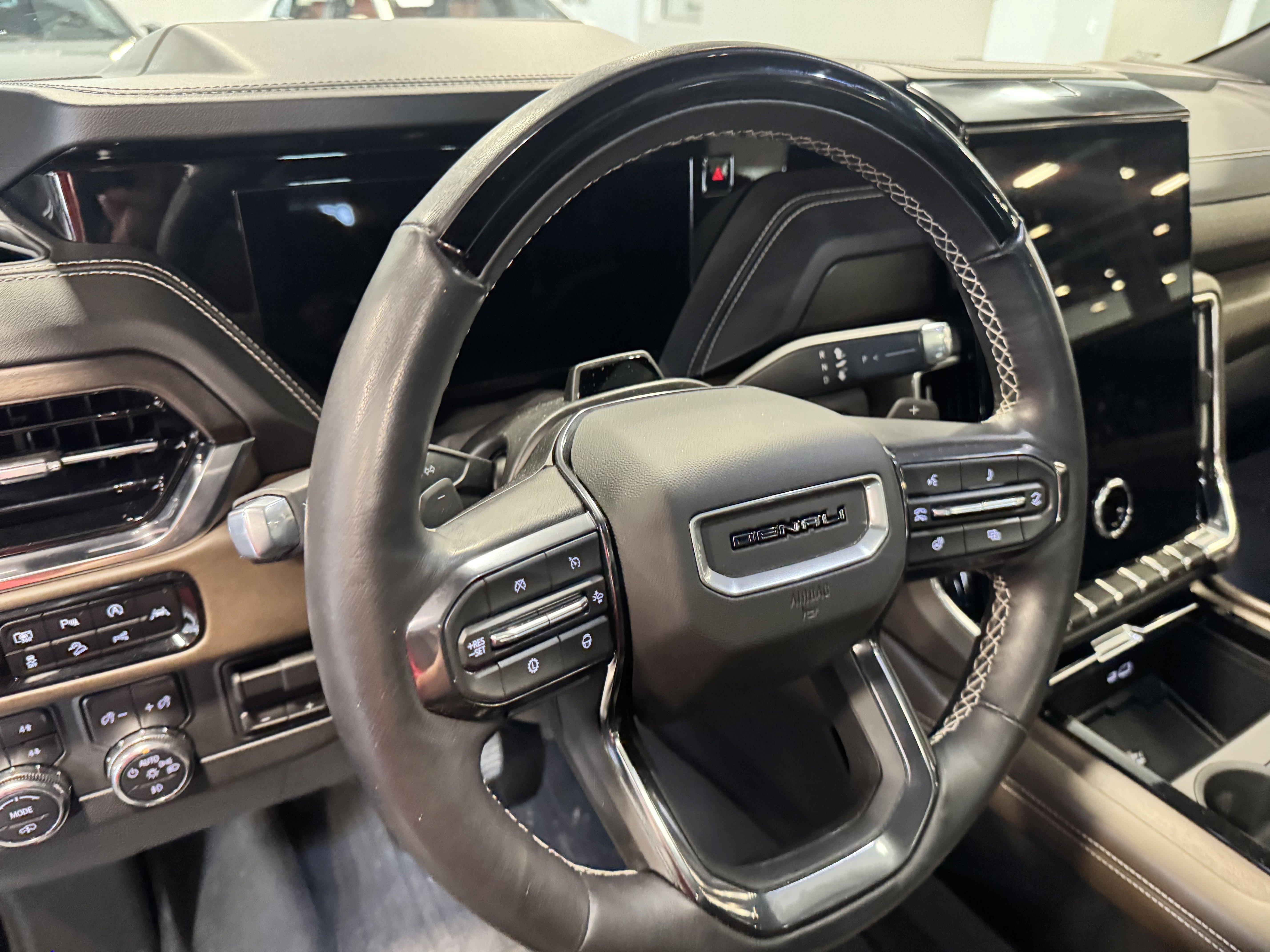 Used 2025 GMC Yukon XL Denali Ultimate image 11