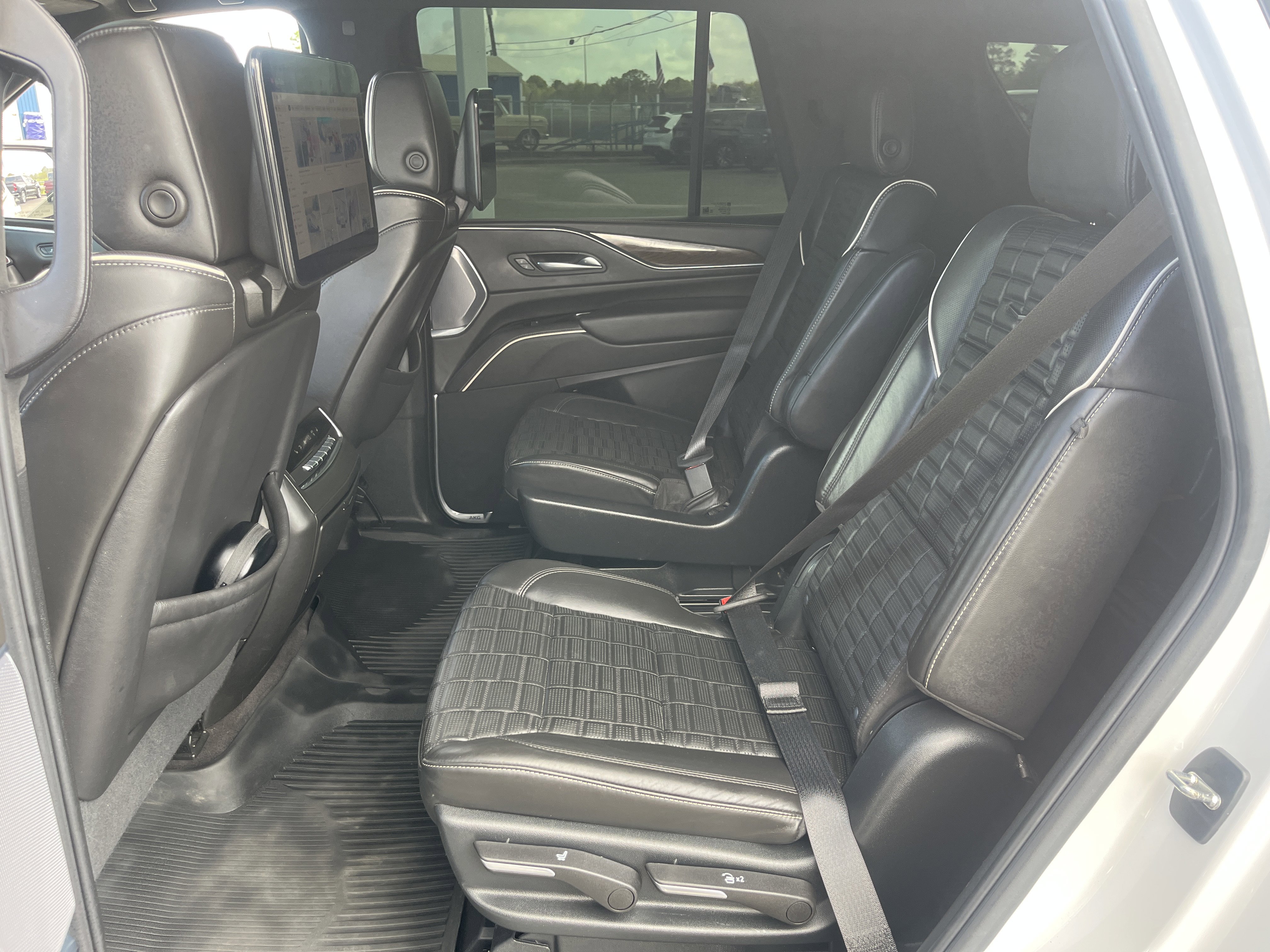 Used 2023 Cadillac Escalade Sport Platinum w/ LPO, ONYX Package image 39