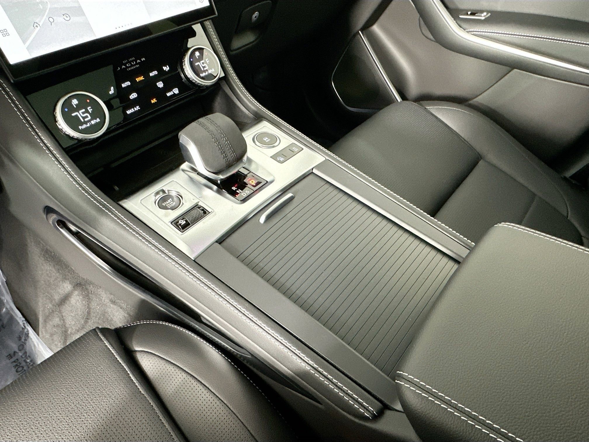 Certified 2026 Jaguar F-PACE R-Dynamic S AWD/4WD image 13