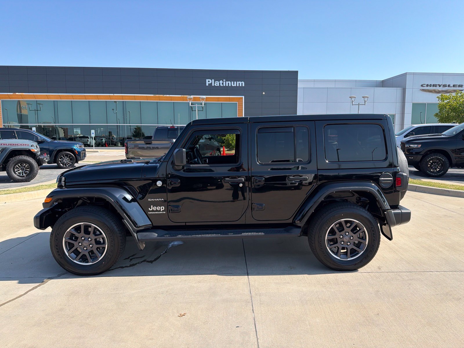 Used 2023 Jeep Wrangler Unlimited Sahara w/ Cold Weather Group AWD/4WD image 2