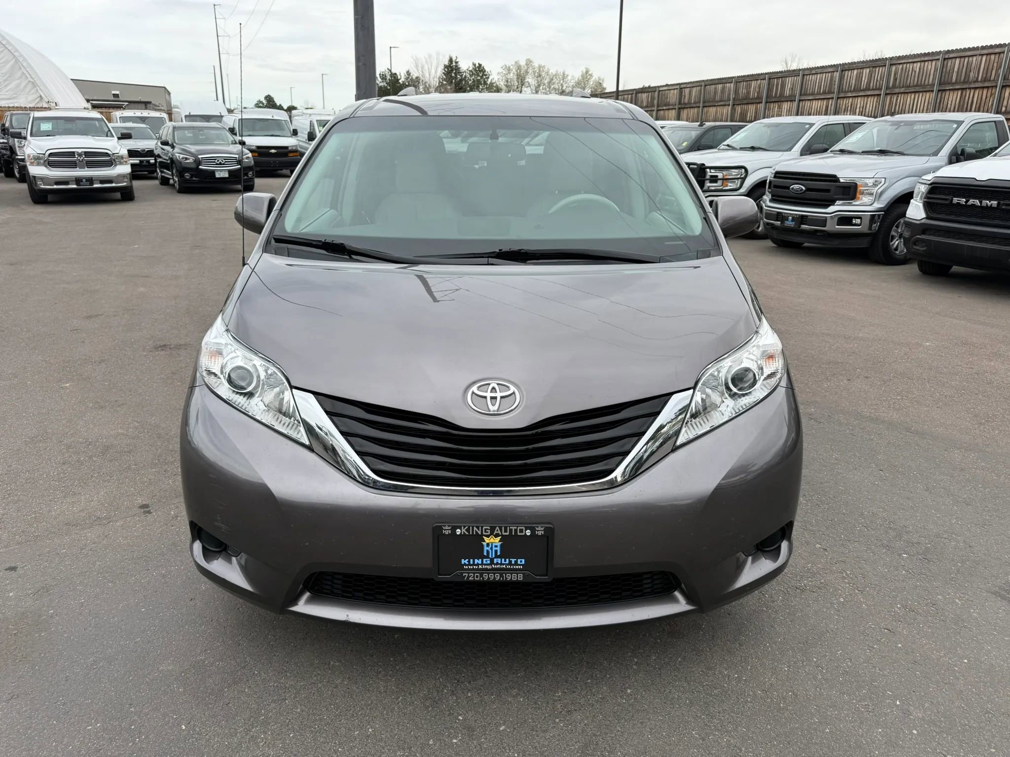 Used 2013 Toyota Sienna LE w/ Towing Pkg image 12