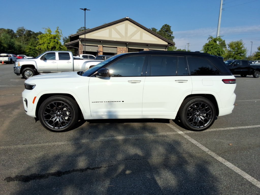 Used 2025 Jeep Grand Cherokee Summit AWD/4WD image 8